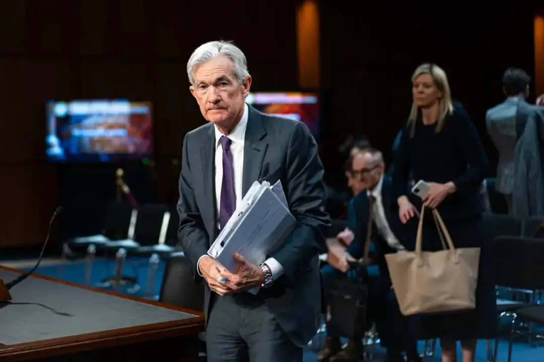El presidente de la Reserva Federal, Jerome Powell, tras testificar ante el Comité Senatorial de Banca, Vivienda y Asuntos Urbanos en el Capitolio, en Washington, el 11 de febrero de 2025. (Madalina Vasiliu/The Epoch Times)
