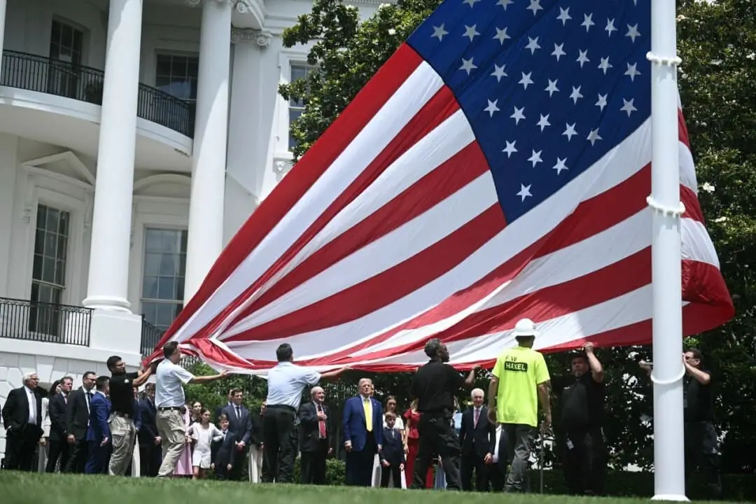 El presidente Donald Trump observa mientras se iza una bandera estadounidense en un mástil recién instalado en el jardín sur de la Casa Blanca en Washington, el 18 de junio de 2025. (Brendan Smialowki/AFP a través de Getty Images)