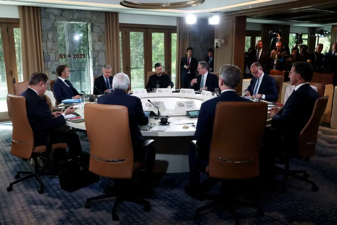 El presidente ucraniano Volodymyr Zelenskyy, el primer ministro británico Keir Starmer, el primer ministro canadiense Mark Carney, el presidente francés Emmanuel Macron, el canciller alemán Friedrich Merz y el secretario general de la OTAN Mark Rutte en la cumbre del G7 celebrada en Alberta (Canadá) el 17 de junio de 2025. (Suzanne Plunkett/Reuters).