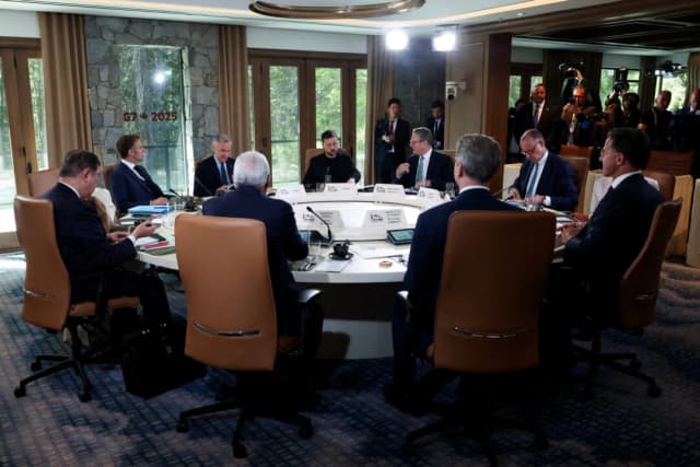 El presidente ucraniano Volodymyr Zelenskyy, el primer ministro británico Keir Starmer, el primer ministro canadiense Mark Carney, el presidente francés Emmanuel Macron, el canciller alemán Friedrich Merz y el secretario general de la OTAN Mark Rutte en la cumbre del G7 celebrada en Alberta (Canadá) el 17 de junio de 2025. (Suzanne Plunkett/Reuters).