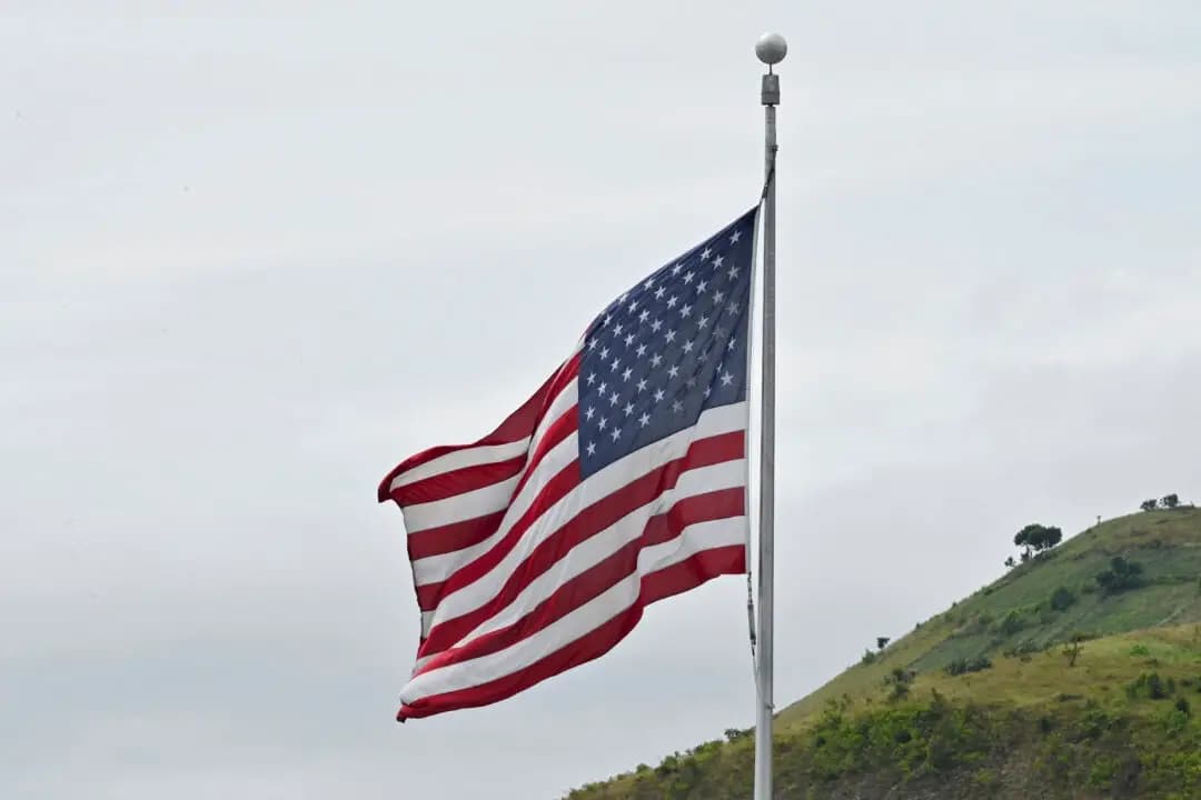 Una bandera ondea sobre el edificio de la embajada de Estados Unidos en una foto de archivo. (Adek Berry/AFP a través de Getty Images)