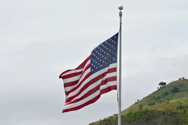 Una bandera ondea sobre el edificio de la embajada de Estados Unidos en una foto de archivo. (Adek Berry/AFP a través de Getty Images)