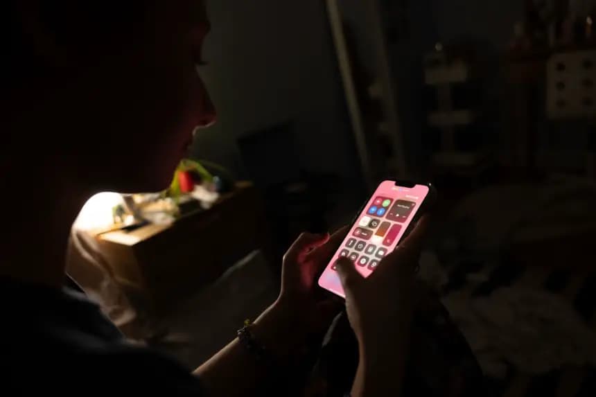 En esta ilustración fotográfica, una adolescente usa su teléfono móvil para acceder a las redes sociales el 31 de enero de 2024 en la ciudad de Nueva York. (Ilustración fotográfica de Spencer Platt/Getty Images)