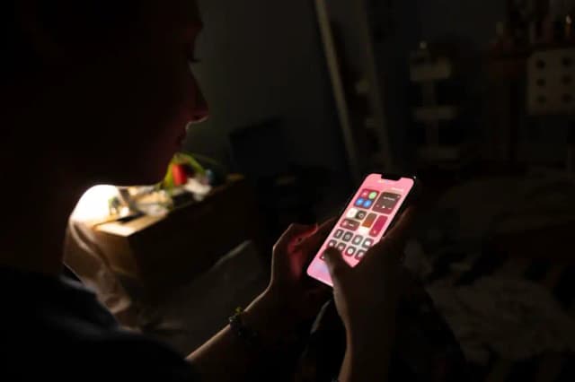 En esta ilustración fotográfica, una adolescente usa su teléfono móvil para acceder a las redes sociales el 31 de enero de 2024 en la ciudad de Nueva York. (Ilustración fotográfica de Spencer Platt/Getty Images)
