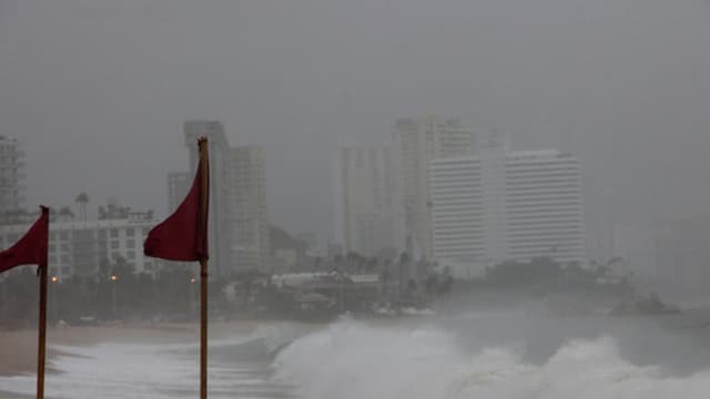 Huracán Erick se intensifica a categoría 2 al acercarse a costas del sur de México