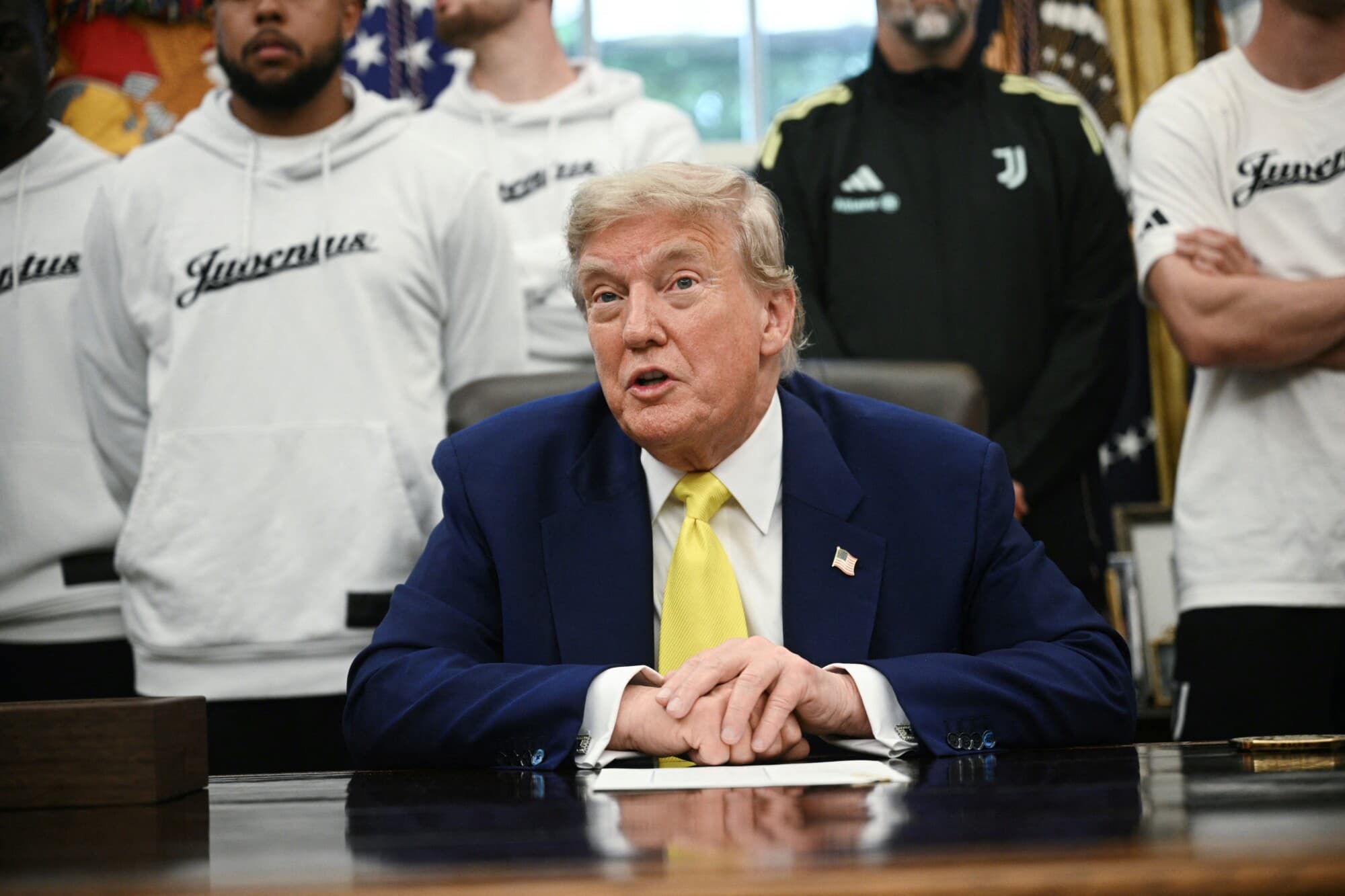 El presidente Donald Trump habla con la prensa en la Oficina Oval de la Casa Blanca durante una visita de miembros del club de fútbol italiano Juventus a Washington el 18 de junio de 2025. (Brendan Smialowski/AFP vía Getty Images)