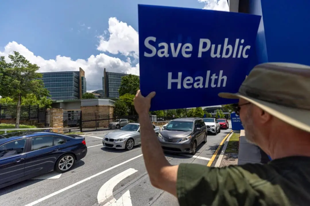 Michael Beach protesta contra los recortes propuestos por el presidente Donald Trump a los servicios de salud frente a la sede de los Centros para el Control y la Prevención de Enfermedades (CDC) en Atlanta el 10 de junio de 2025. (Arvin Temkar/Atlanta Journal-Constitution vía AP)