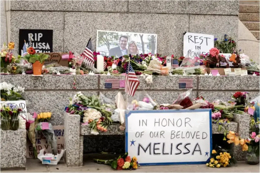 Un monumento conmemorativo frente al Capitolio de Minnesota en honor a la asambleísta estatal demócrata Melissa Hortman y a su esposo Mark, quienes fueron asesinados a tiros en St. Paul, Minnesota, el 15 de junio de 2025. (Tim Evans/Reuters)