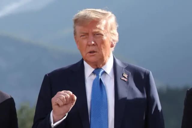 El presidente Donald Trump hace un gesto mientras asiste a una sesión de fotos de grupo durante la Cumbre del G7, en Kananaskis, Alberta, Canadá, el 16 de junio de 2025. (Suzanne Plunkett/Pool/Reuters)