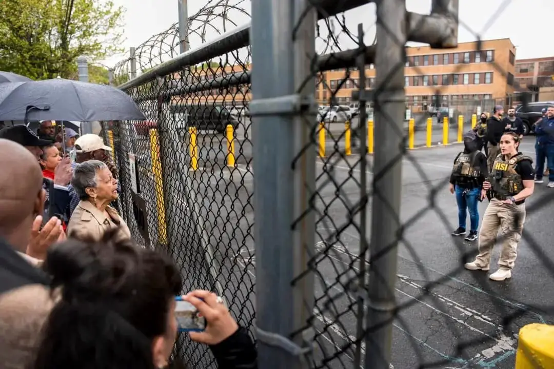 La congresista Bonnie Watson Coleman (D-N.J.) habla con un agente frente a un centro de detención del ICE en Newark, Nueva Jersey, el 9 de mayo de 2025. (Angelina Katsanis/AP Photo)
