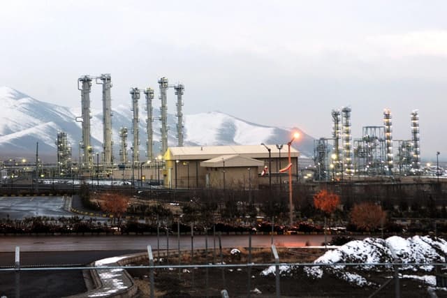 Israel ataca dos instalaciones nucleares iraníes e Irán toma represalias