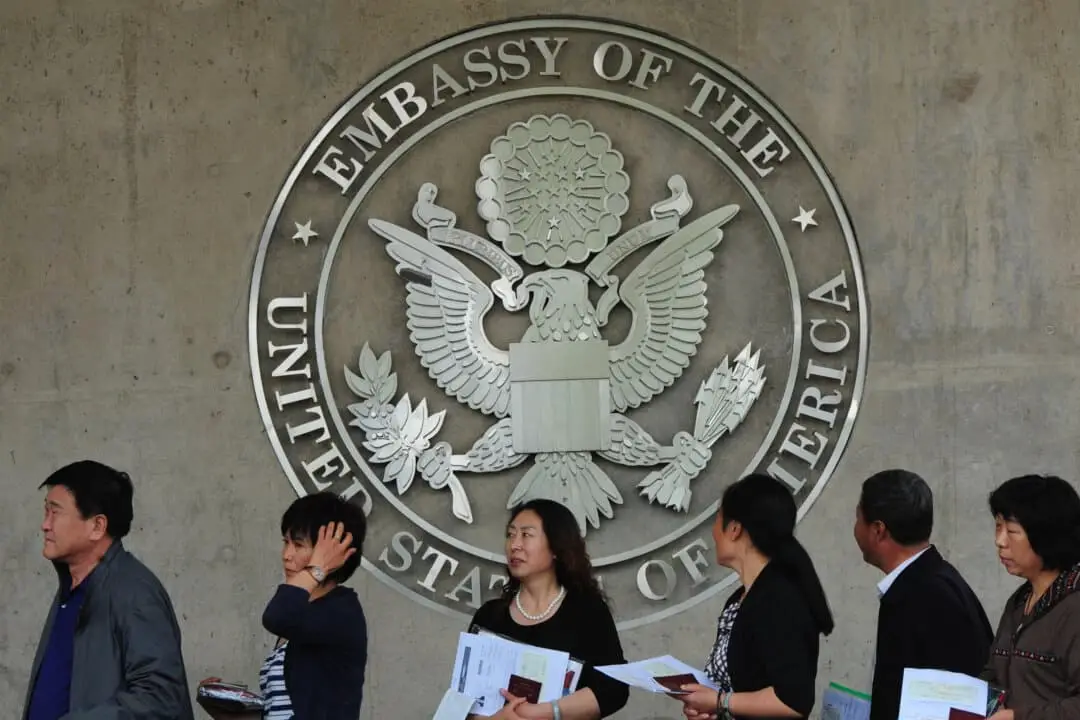 Ciudadanos chinos esperan para presentar sus solicitudes de visado en la embajada de Estados Unidos en Pekín, el 2 de mayo de 2012. (Mark Ralston/AFP/GettyImages).