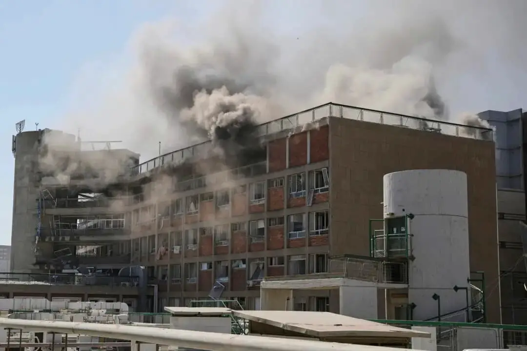 Humo sale de un edificio del complejo hospitalario Soroka en Beersheba, Israel, el 19 de junio de 2025. (Leo Correa/AP)