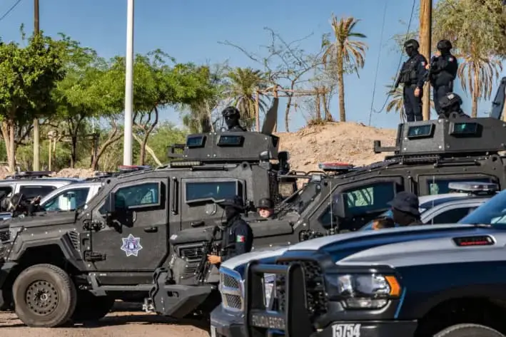 Agentes de policía realizan un operativo en el desierto de Sonora, México, el 15 de abril de 2025. (John Fredricks/The Epoch Times)