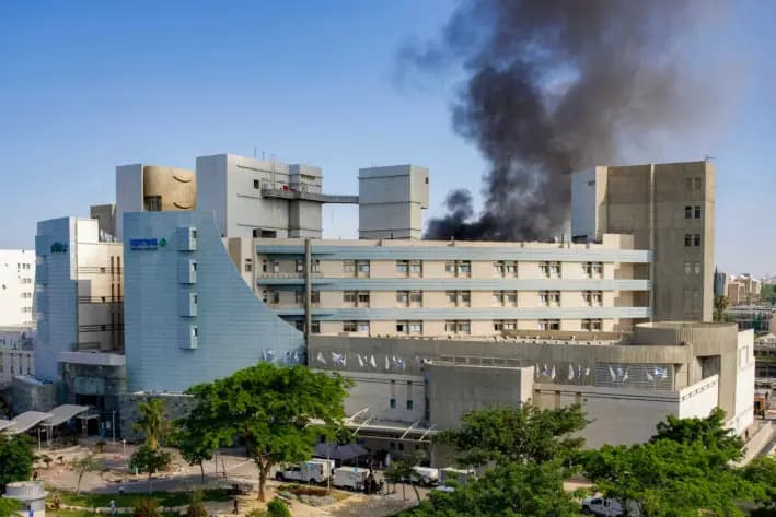 Columnas de humo desde un edificio del Hospital Soroka en Beersheba, en el sur de Israel, tras un ataque con misiles iraníes, el 19 de junio de 2025. (Maya Levin/AFP vía Getty Images)
