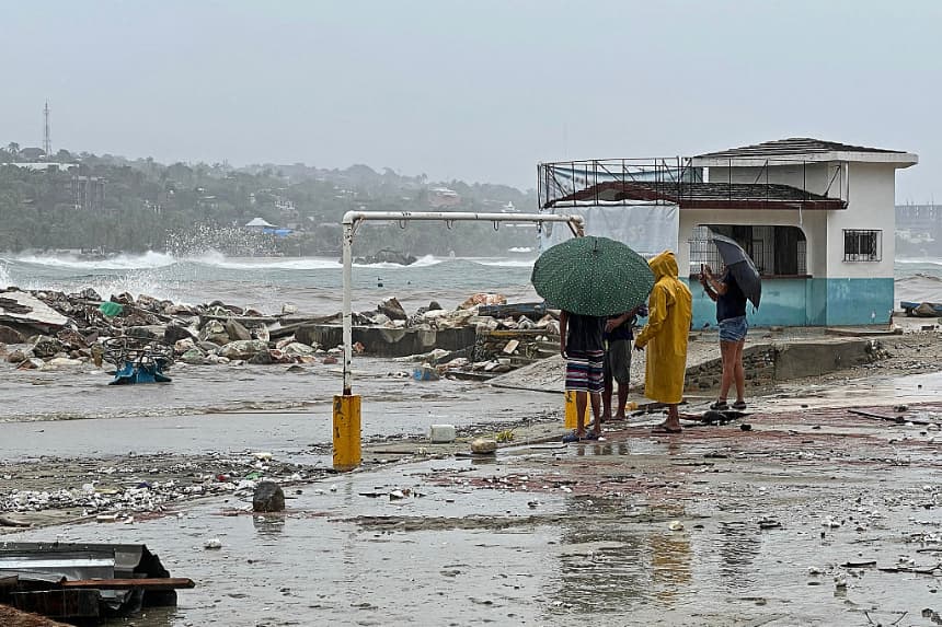 Los lugareños observan los daños tras el paso del huracán Erick en Bahía Principal, Puerto Escondido, estado de Oaxaca, México, el 19 de junio de 2025. (Carlo Echegoyen/AFP vía Getty Images)