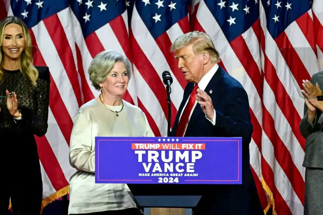 El presidente electo Donald Trump saluda a su directora de campaña, Susie Wiles, durante un acto electoral celebrado en el Centro de Convenciones de West Palm Beach, Florida, el 6 de noviembre de 2024. (Jim Watson/AFP/Getty Images)
