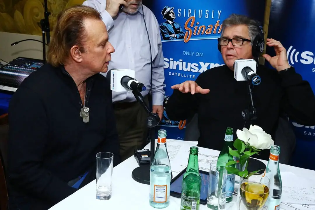 (De izquierda a derecha) Lou Christie conversa con el presentador de SiriusXM Steve Tyrell en el programa SiriusXM Celebrates Frank Sinatra's 99th Birthday Live On SiriusXM's “Siriusly Sinatra”, desde el restaurante Patsy's de Nueva York, el 12 de diciembre de 2014. (Astrid Stawiarz/Getty Images para SiriusXM).