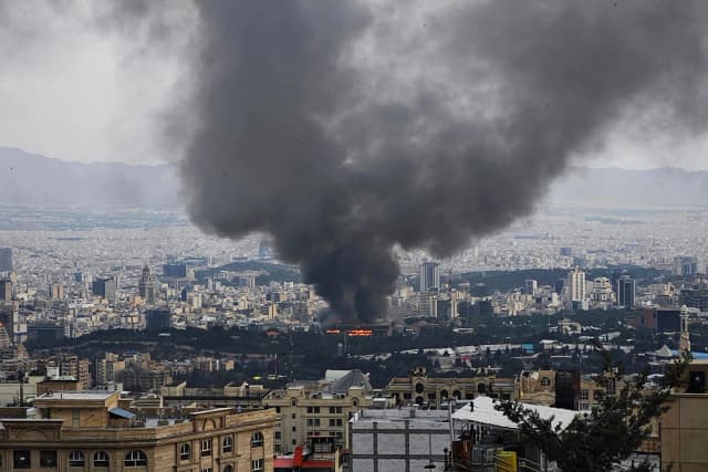 Se levanta humo tras un ataque israelí contra un edificio utilizado por la Red de Noticias de la República Islámica de Irán, parte de la televisión estatal iraní, el 16 de junio de 2025, en Teherán, Irán. (Stringer/Getty Images)
