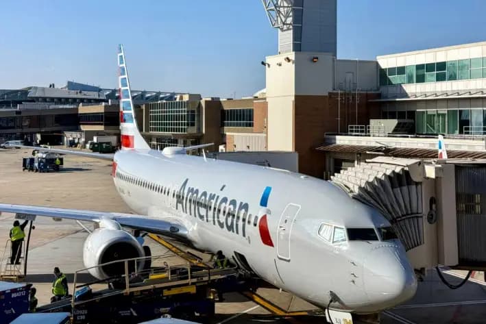 Un avión de American Airlines estacionado en una puerta del Aeropuerto Internacional de Filadelfia (PHL), el 13 de diciembre de 2024. (Daniel Slim/AFP vía Getty Images)