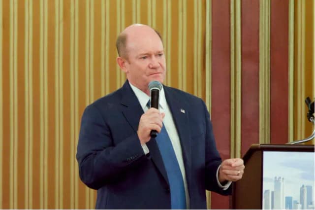 El senador Chris Coons (D-Delaware) habló durante un desayuno para los delegados de Pensilvania en el hotel Palmer House Hilton de Chicago, Illinois, el 22 de agosto de 2024. Travis Gillmore/The Epoch Times