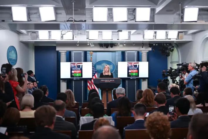 La secretaria de prensa de la Casa Blanca, Karoline Leavitt, habla durante la rueda de prensa diaria en la Casa Blanca, el 19 de junio de 2025. El presidente Donald Trump anunció el 19 de junio que decidirá si atacará a Irán en un plazo de dos semanas, mientras Israel y su rival regional mantienen un intercambio de ataques por séptimo día consecutivo. (ALEX WROBLEWSKI/AFP vía Getty Images)