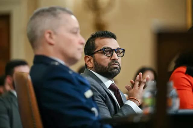 El director del FBI, Kash Patel (der.), y el director de la Agencia de Seguridad Nacional, el general Timothy Haugh, testifican ante una audiencia del Comité Permanente Selecto de Inteligencia de la Cámara de Representantes, en Washington, el 26 de marzo de 2025. (Drew Angerer/AFP vía Getty Images)