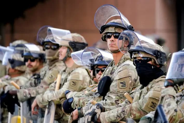 Miembros de la Guardia Nacional hacen guardia frente al edificio federal Edward R. Roybal, en Los Ángeles, el 12 de junio de 2025. (David Ryder/Reuters)