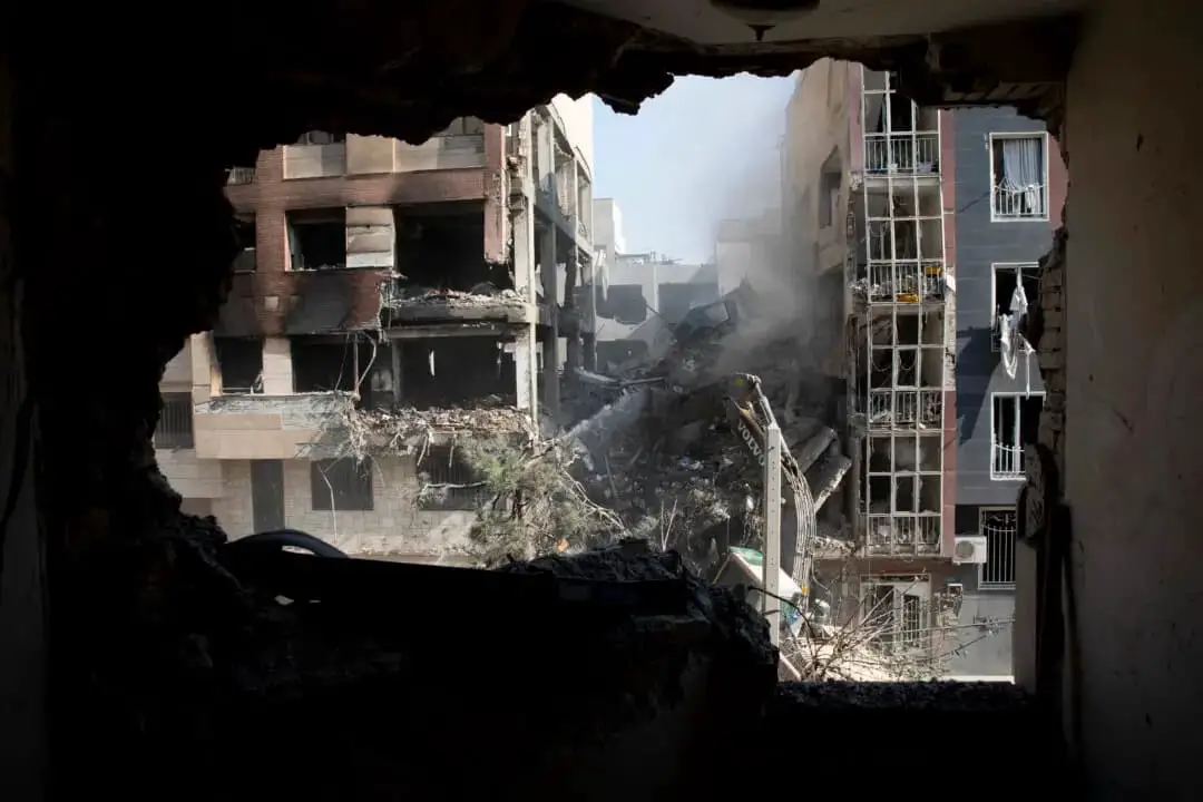 Vista desde el salón de un edificio residencial destruido por un ataque aéreo israelí el 13 de junio de 2025 en Teherán, Irán. (Majid Saeedi/Getty Images)
