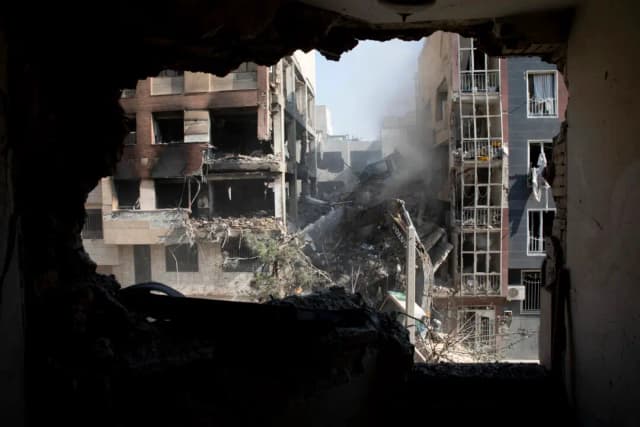 Vista desde el salón de un edificio residencial destruido por un ataque aéreo israelí el 13 de junio de 2025 en Teherán, Irán. (Majid Saeedi/Getty Images)
