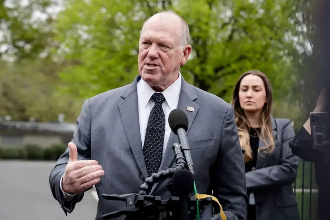 El zar de la frontera de la Casa Blanca, Tom Homan, habla con los periodistas en la Casa Blanca en Washington el 15 de abril de 2025. (Madalina Vasiliu/The Epoch Times)
