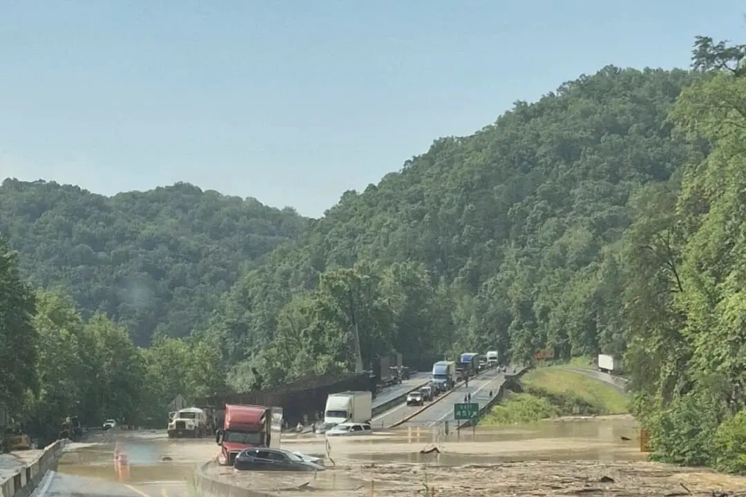 Esta foto proporcionada por el Departamento de Transporte de Tennessee muestra que la Interestatal 40 permanece cerrada cerca de la frontera estatal entre Tennessee y Carolina del Norte debido a inundaciones y deslizamientos de rocas el miércoles 18 de junio de 2025. (Departamento de Transporte de Tennessee vía AP)