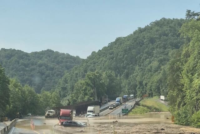Esta foto proporcionada por el Departamento de Transporte de Tennessee muestra que la Interestatal 40 permanece cerrada cerca de la frontera estatal entre Tennessee y Carolina del Norte debido a inundaciones y deslizamientos de rocas el miércoles 18 de junio de 2025. (Departamento de Transporte de Tennessee vía AP)
