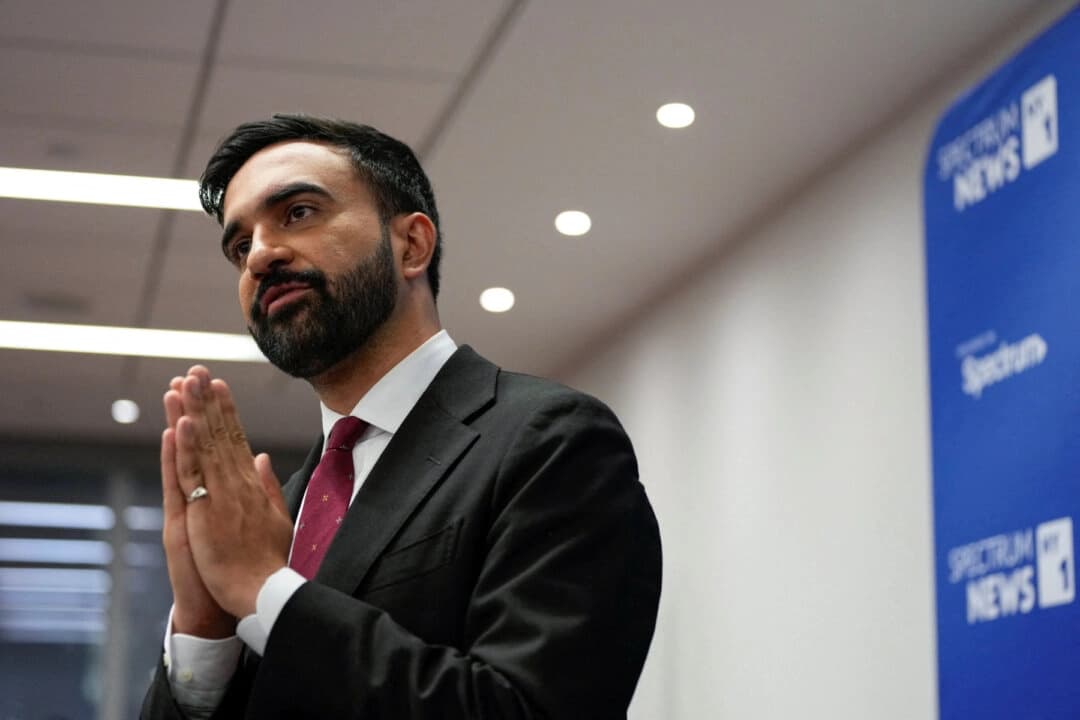 El asambleísta Zohran Mamdani habla con la gente tras el debate de las primarias demócratas a la alcaldía de Nueva York, celebrado en el John Jay College of Criminal Justice, en el Gerald W. Lynch Theater de Nueva York, el 12 de junio de 2025. (Vincent Alban/Pool vía Reuters).