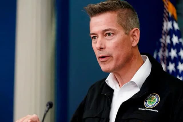 El secretario de Transporte, Sean Duffy, habla con periodistas en la Casa Blanca, el 30 de enero de 2025. (Elizabeth Frantz/Reuters)