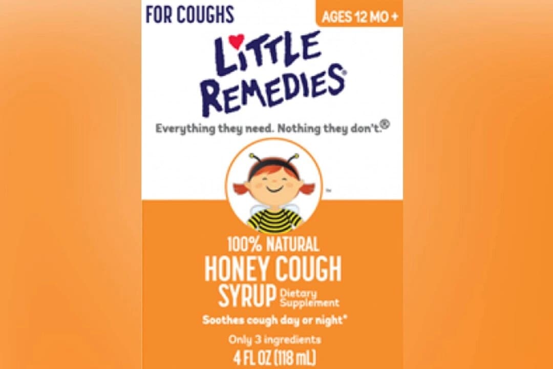 


Imagen de la etiqueta de una botella del jarabe para la tos Little Remedies Honey Cough Syrup retirado del mercado. (Cortesía de la FDA).