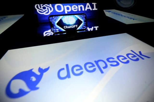 Esta fotografía ilustrativa muestra pantallas con el logotipo de DeepSeek, una empresa china de inteligencia artificial que desarrolla modelos de lenguaje de código abierto y el logotipo del chatbot de inteligencia artificial ChatGPT de OpenAI en Toulouse, en el suroeste de Francia, el 29 de enero de 2025. (Lionel Bonaventure/AFP a través de Getty Images).