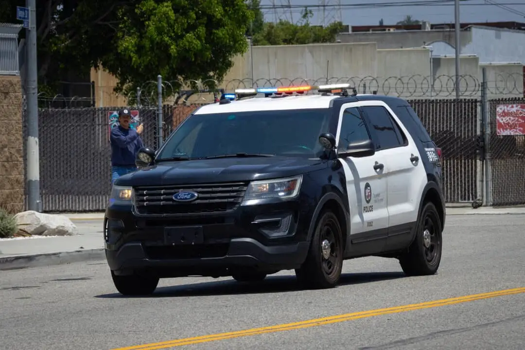 Un auto de policía en Los Ángeles, el 10 de junio de 2025. (John Fredricks/The Epoch Times).