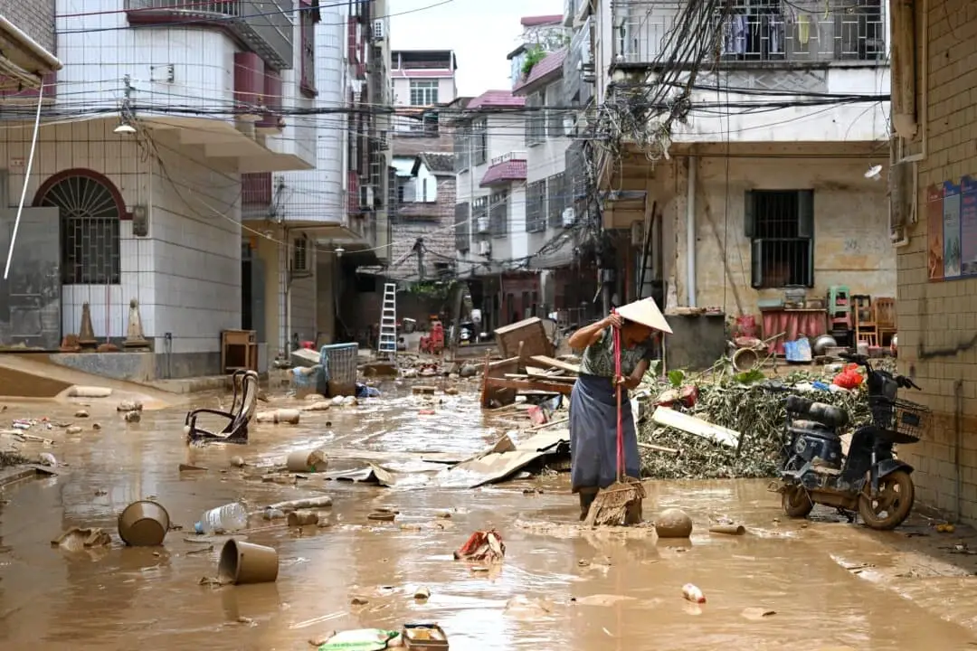 Un residente limpia una calle tras las fuertes lluvias que provocaron inundaciones en el condado de Huaiji, en Zhaoqing, provincia de Guangdong, China, el 19 de junio de 2025. (cnsphoto vía Reuters).