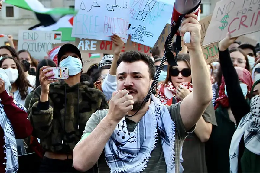 Mahmoud Khalil lidera un cántico en una protesta en el campus de la Universidad de Columbia el 13 de octubre de 2023 en la ciudad de Nueva York. (Mukta Joshi/Getty Images)