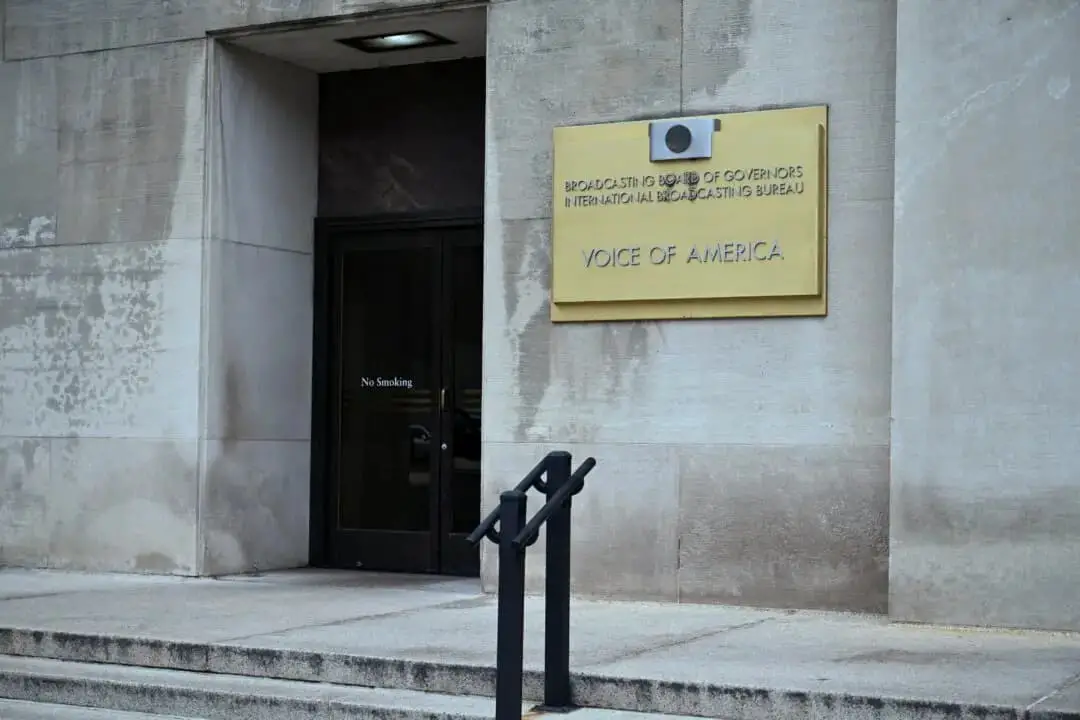 Vista del edificio de Voice of America (VOA), un día después de que más de 1300 empleados de la cadena de comunicación, que opera en casi 50 idiomas, fueran suspendidos en Washington el 16 de marzo de 2025. (Annabelle Gordon/Reuters)
