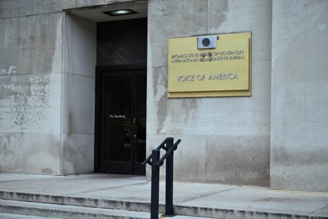 Vista del edificio de Voice of America (VOA), un día después de que más de 1300 empleados de la cadena de comunicación, que opera en casi 50 idiomas, fueran suspendidos en Washington el 16 de marzo de 2025. (Annabelle Gordon/Reuters)
