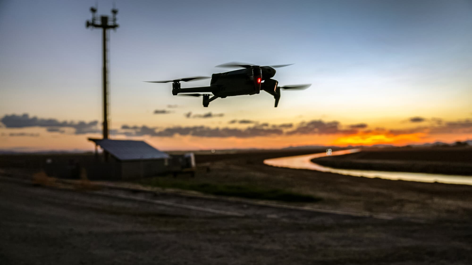 Un dron DJI Mavic 3 sobrevuela una torre de vigilancia del gobierno estadounidense cerca de la frontera entre Estados Unidos y México, en Yuma, Arizona, el 27 de septiembre de 2022. El ejército estadounidense está intensificando sus esfuerzos para proteger las bases nacionales de los ataques con drones tras el ataque sorpresa de Ucrania contra Rusia y las sospechas de tácticas similares por parte de Israel contra Irán. (John Moore/Getty Images).