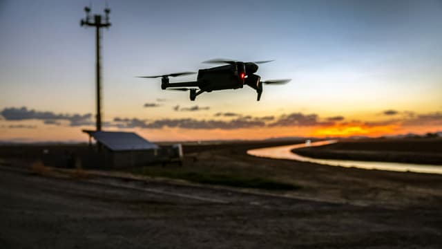 Un dron DJI Mavic 3 sobrevuela una torre de vigilancia del gobierno estadounidense cerca de la frontera entre Estados Unidos y México, en Yuma, Arizona, el 27 de septiembre de 2022. El ejército estadounidense está intensificando sus esfuerzos para proteger las bases nacionales de los ataques con drones tras el ataque sorpresa de Ucrania contra Rusia y las sospechas de tácticas similares por parte de Israel contra Irán. (John Moore/Getty Images).