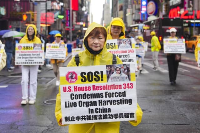 Practicantes de Falun Gong participan en un desfile para celebrar el Día Mundial de Falun Dafa y pedir el fin de la persecución en China, en la ciudad de Nueva York, el 10 de mayo de 2024. (Samira Bouaou/The Epoch Times)