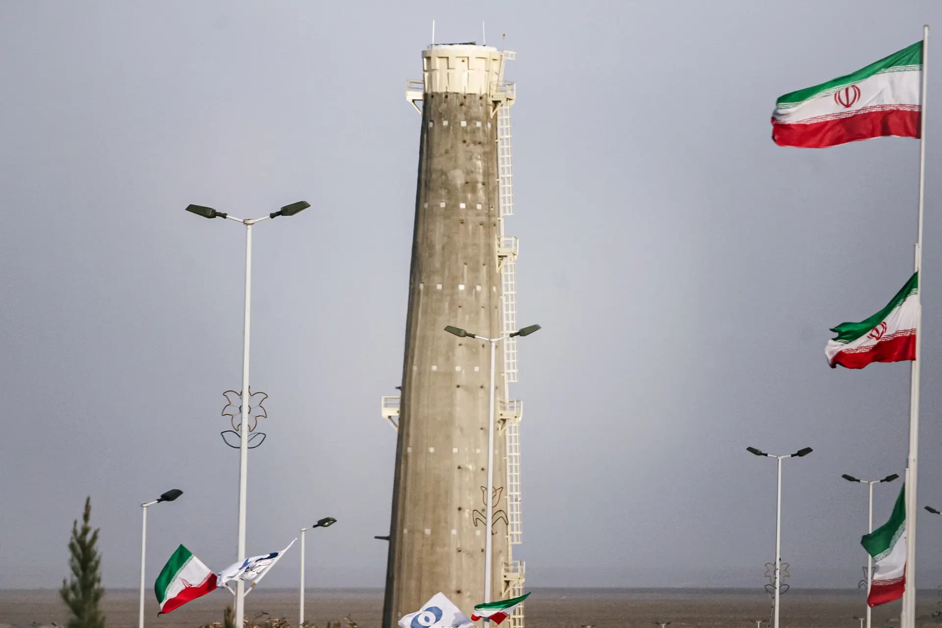 Vista general de la planta de enriquecimiento nuclear de Natanz, a 290 kilómetros al sur de Teherán, Irán, el 9 de abril de 2007. La Fuerza Aérea israelí bombardeó Natanz y otras decenas de instalaciones militares y nucleares durante la noche del 13 de junio en un ataque destinado a desmantelar el programa nuclear iraní. (Majid Saeedi/Getty Images)