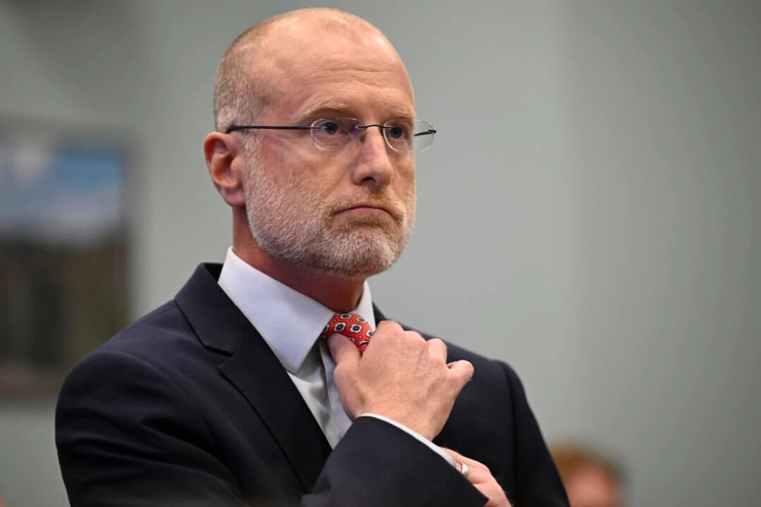 El presidente de la FCC, Brendan Carr, testifica ante el Subcomité de Asignaciones de la Cámara de Representantes sobre Servicios Financieros y Gobierno General en el edificio Rayburn House Office Building en Washington el 21 de mayo de 2025. (John McDonnell/Getty Images)