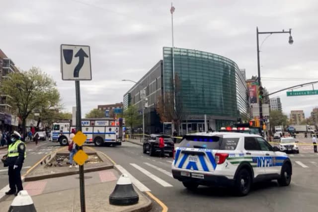 Coches de policía rodean la Biblioteca Pública de Queens en el barrio de Flushing de Queens, en la ciudad de Nueva York, el 21 de abril de 2025. (The Epoch Times)