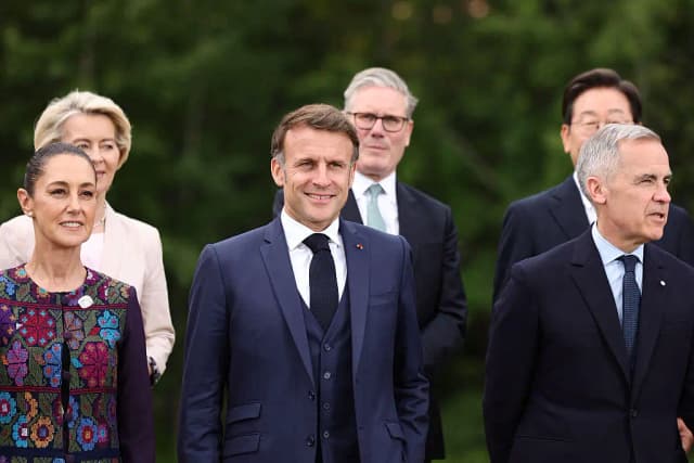 La presidenta de la Comisión Europea, Ursula Von der Leyen; el primer ministro británico, Keir Starmer; el presidente surcoreano, Lee Jae-myung; (de izq. a dcha., fila inferior) La presidenta mexicana, Claudia Sheinbaum; el presidente francés, Emmanuel Macron; y el primer ministro canadiense, Mark Carney, posan para una foto familiar durante la Cumbre del Grupo de los Siete (G7) en el campo de golf Kananaskis Country en Kananaskis, Alberta, Canadá, el 17 de junio de 2025. (TERESA SUÁREZ/POOL/AFP vía Getty Images)