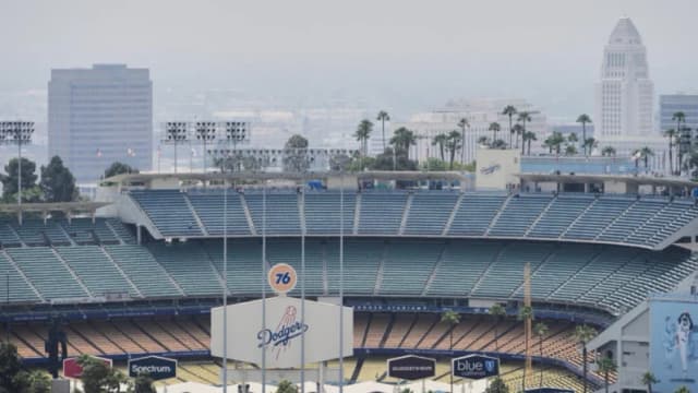 Dodgers prometen 1 millón de dólares para ayudar a familias de inmigrantes ilegales afectadas por el ICE